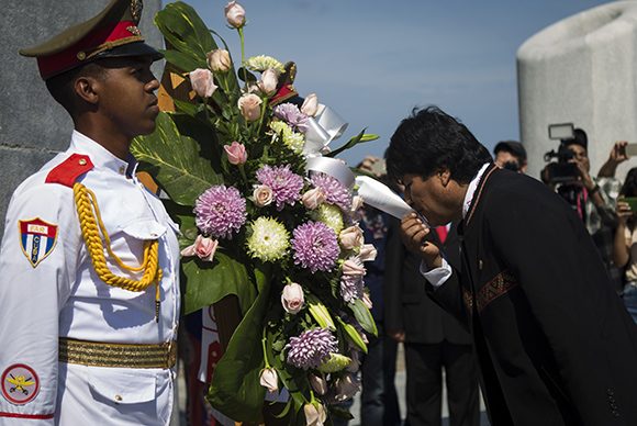 Presidente de Bolivia colocó una ofrenda floral en el monumento al Héroe Nacional José Martí