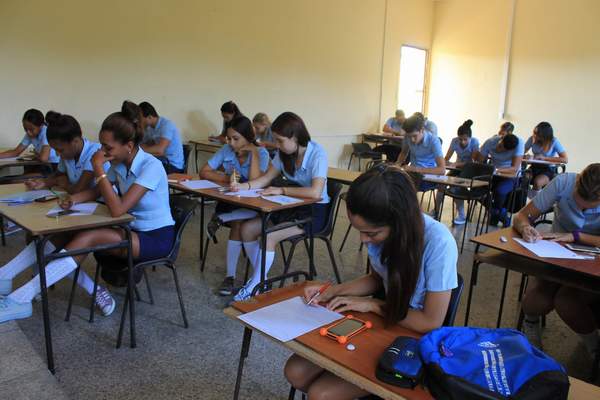 Estudiantes realizando examen