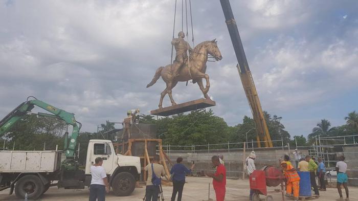 La estatua del Mayor General Calixto García fue recolocada este sábado, en la rotonda de Quinta Avenida y 146, en Miramar