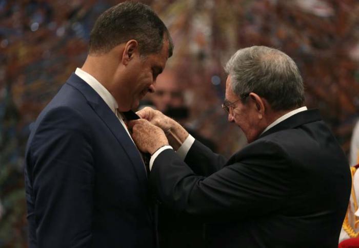 Condecora Raúl al Presidente ecuatoriano Rafael Correa