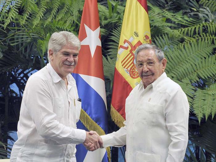  Raúl Castro Ruz y Alfonso María Dastis Quecedo