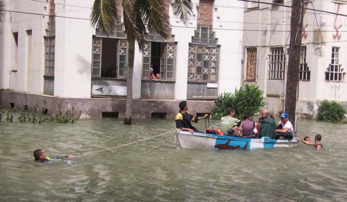 Inundaciones en el Vedado a causa de las penetraciones del mar por el huracán Wilma en el 2005. Foto: Archivo