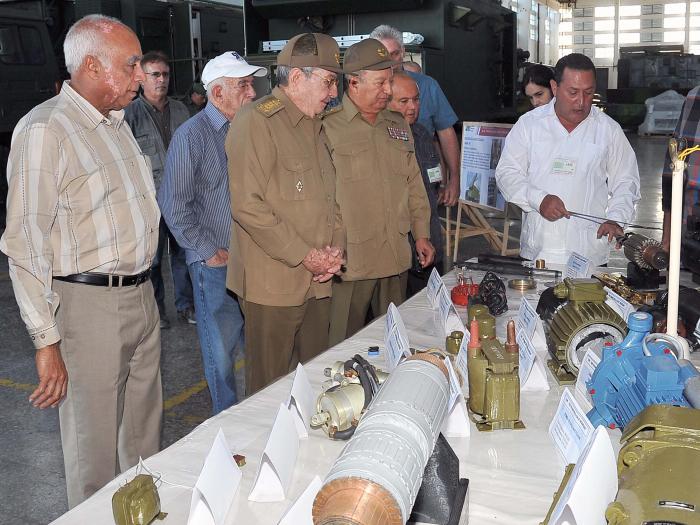 Visitó Raúl Empresa Militar Industrial en Mayabeque