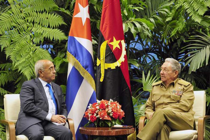 Raúl y el Ministro de la Defensa Nacional de Angola Salviano de Jesús Sequeira