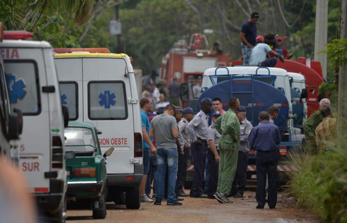 Se encuentran en el lugar seis camiones de bomberos, y varias ambulancias. Se encuentran en el lugar seis camiones de bomberos, y varias ambulancias.