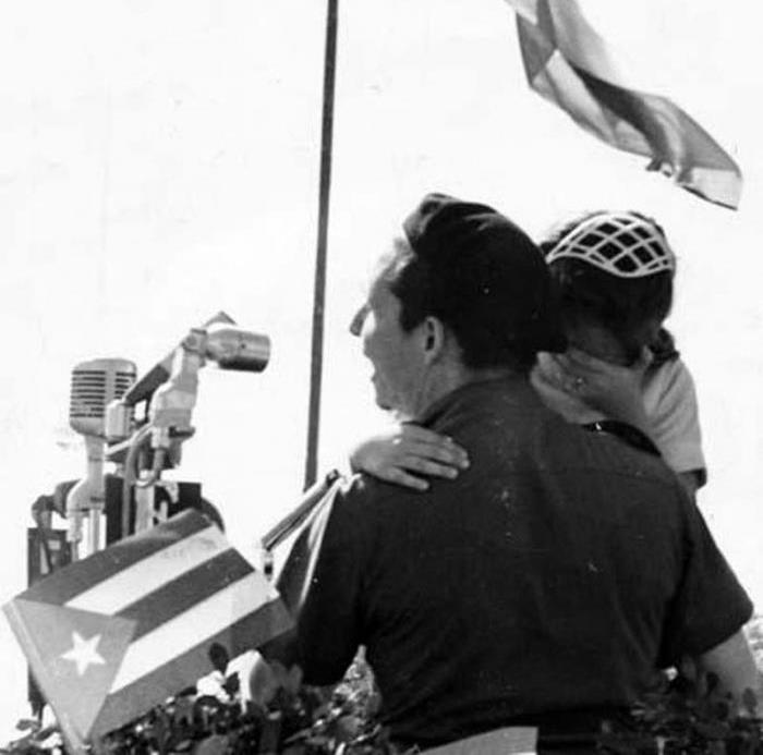 Raúl Castro carga a la hija del mártir José Luis Tasende. foto: Archivo de Granma