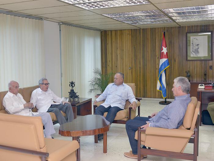 Raúl, Díaz-Canel y Machado Ventura dialogaron en la capital cubana con Diosdado Cabello.