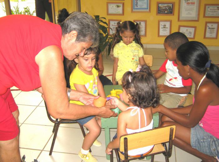 Asistentes para el cuidado de niñas y niños: una modalidad en función de las necesidades del país