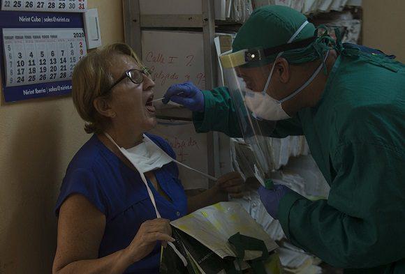  En La Habana se realizaron 1 572 pruebas PCR en un solo día, la cifra más alta de muestras procesadas hasta el momento en la capital. Foto: Ismael Francisco/Cubadebate 