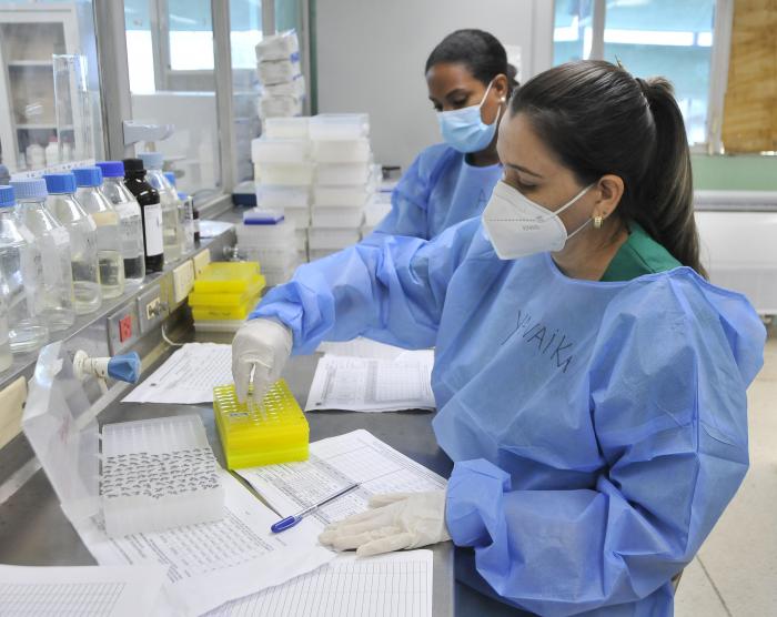 Científicos cubanos