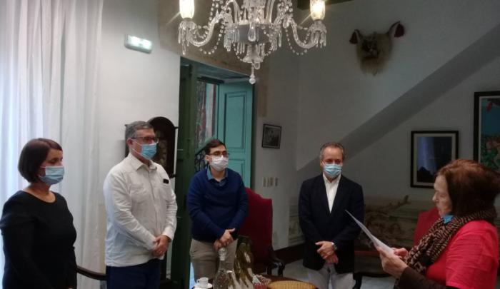 Zoila Benítez de Mendoza, directora de la Sociedad Económica Amigos del País entregó post mortem la Distinción Félix Varela al doctor Eusebio Leal Spengler. Foto: Tomada del FB de Magda Resik, directora de Comunicación en Oficina del Historiador de la Ciudad de La Habana.