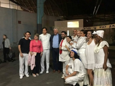 Díaz-Canel asistió a la presentación de la obra teatral Oficio de Isla 