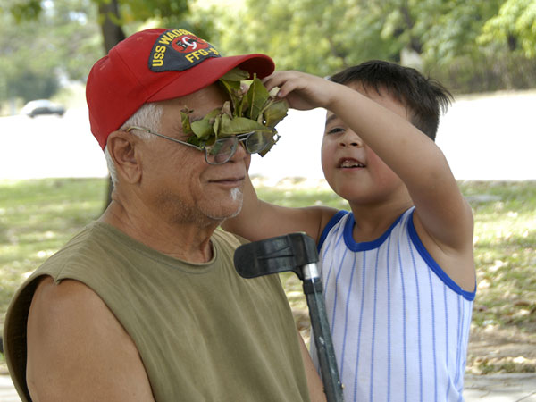 Niño cubano juega con su abuelo