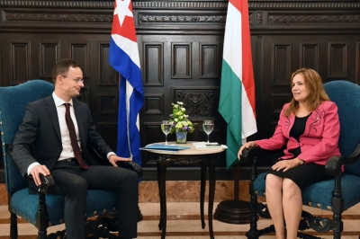 Vicepresidenta del Parlamento cubano, Ana María Mari, y el ministro de Asuntos Exteriores y Comercio de Hungría, Pérter Szijjarto