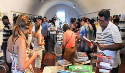 Público cubano asistiendo a la Feria del Libro 2019