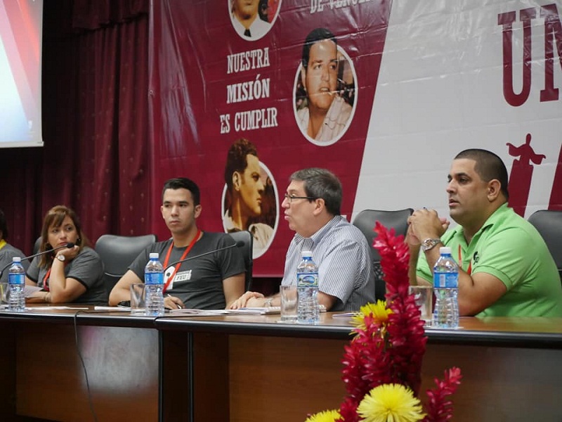 Dialoga Canciller cubano con estudiantes universitarios