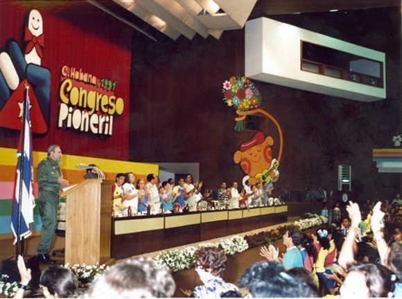 En la clausura del I Congreso de Pioneros, La Habana, 1ro de noviembre de 1991. Foto: Estudios Revolución / Sitio Fidel Soldado de las Ideas.