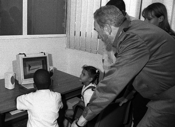 Comparte con dos pioneros durante la inauguración del Joven Club Central de Computación, 4 de abril de 2001. Foto: Liborio Noval / Sitio Fidel Soldado de las Ideas. Comparte con dos pioneros durante la inauguración del Joven Club Central de Computación, 4 de abril de 2001. Foto: Liborio Noval / Sitio Fidel Soldado de las Ideas.