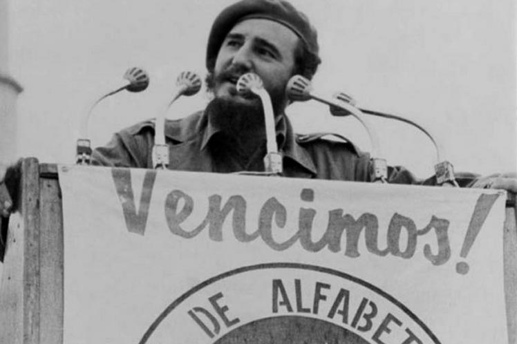 Fidel durante la campaña de alfabetización Fidel durante la campaña de alfabetización