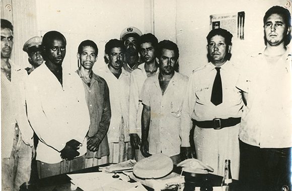 Fidel Castro (der.) en el Vivac de Santiago de Cuba, de izquierda a derecha, los combatientes Armando Mestre, Juan Almeida Bosque, José Suárez y el comandante Rafael Morales, el 1 de agosto de 1953