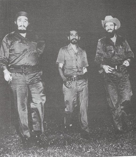 Fidel junto a Juan Almeida Bosque y Camilo Cienfuegos en el Campamento de Managua durante el pase de revista a la tropa en La Habana, en enero de 1959