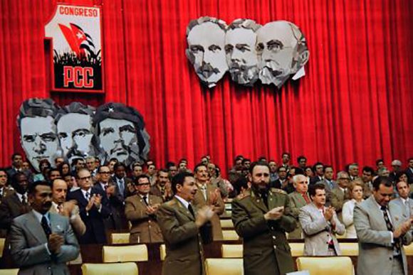 Junto a Raúl Castro, Juan Almeida Bosque y otros miembros durante la clausura del I Congreso del Partido Comunista de Cuba (PCC) en el teatro Karl Marx, el 22 de diciembre de 1975