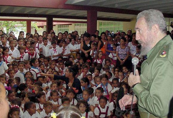 En la escuela multigrado 6 de Agosto, de Birán, Holguín, 2003. Foto: Sitio Fidel Soldado de las Ideas.