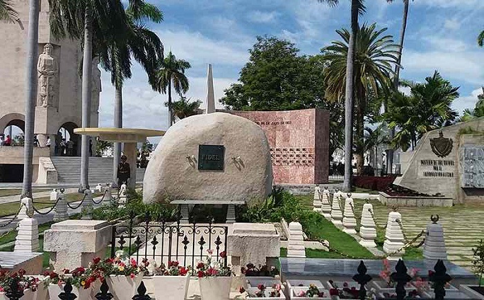 Monolito donde reposan las cenizas del líder histórico de la Revolución, el Comandante en Jefe Fidel Castro Ruz, Cementerio de Santa Ifigenia, Santiago de Cuba