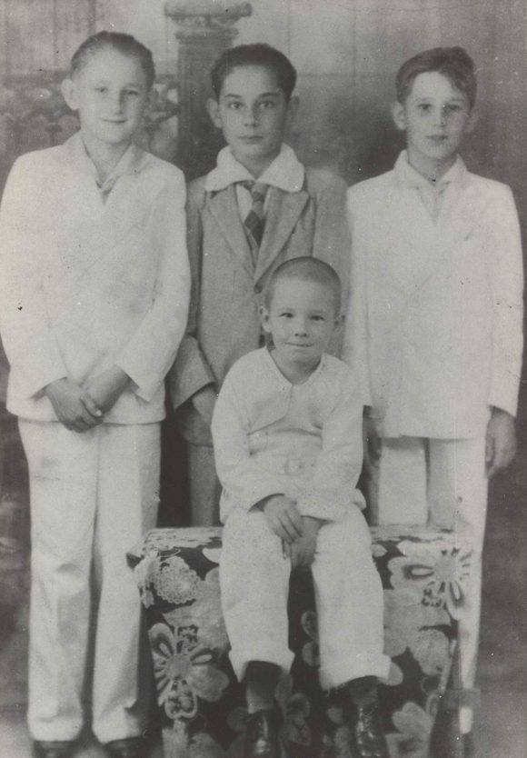 Raúl sentado, Fidel a la derecha, Ramón Castro a la izquierda y Cristobal Boris al centro en el colegio La Salle de Santiago de Cuba (1936). Foto: Fidel Soldado de las Ideas.