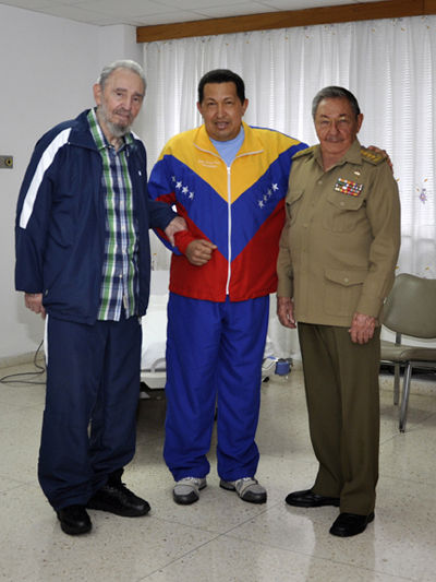 Fidel y Raúl visitan a Chávez, durante su recuperación después de ser operado de urgencia de un absceso pélvico en La Habana.