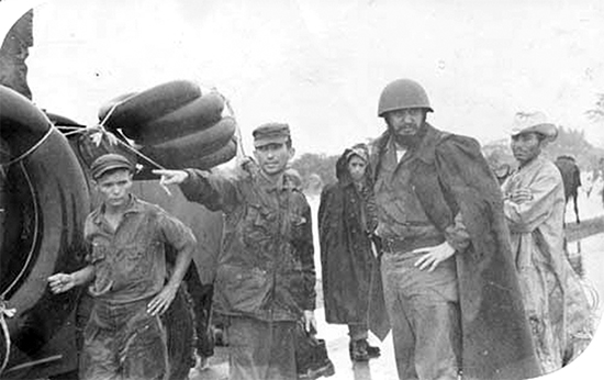 En pleno huracán, con casco y chaqueta, el líder cubano llegó hasta los sitios más desvastados.