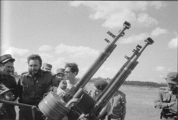 Fidel con los combatientes antiaéreos. Foto: Fidel Soldados de las Ideas.