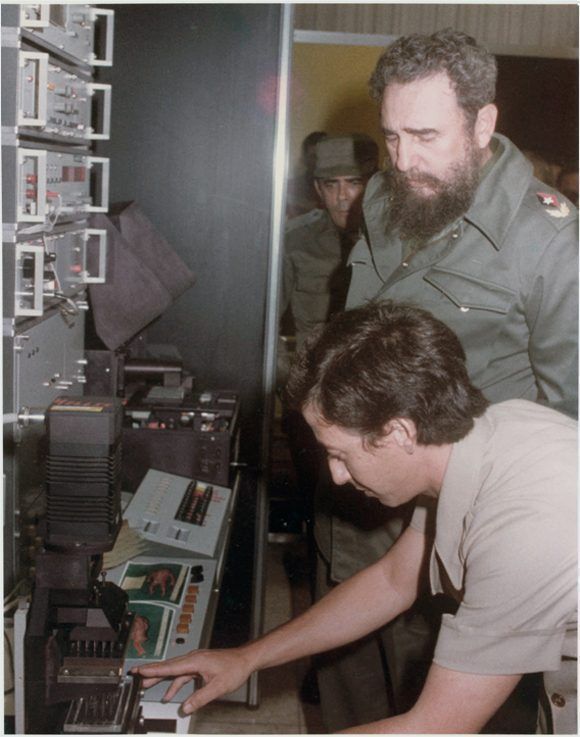En 1981, momento en que se le explica al Comandante en Jefe Fidel Castro en que consistía la tecnología SUMA y sus posibilidades, como parte de una exposición de resultados avanzados de las investigaciones en las Ciencias Médicas