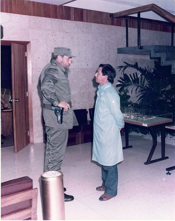 Conversa con el director fundador del Centro de Inmunoensayo José Luis Fernández Yero, en el centro recién inaugurado