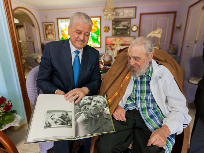 Encuentro cordial entre Fidel Castro y el Primer Ministro de Argelia