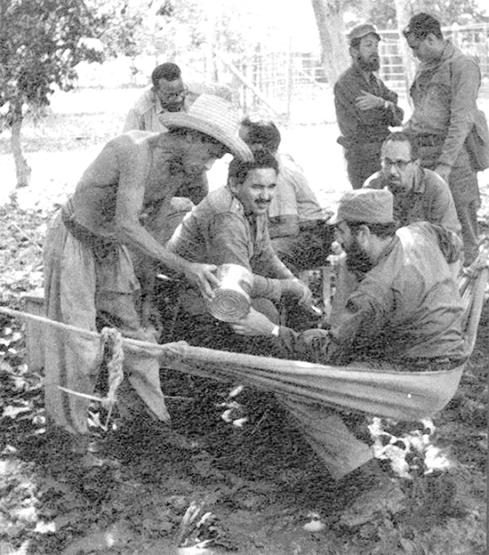 Luego de la tempestad, un campesino le sirve café a Fidel.