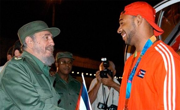 Fidel junto a Anier García. Foto: Trabajadores.