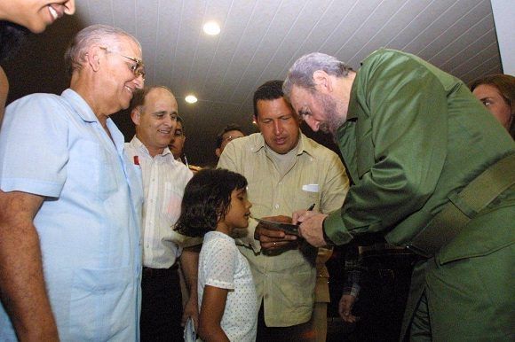 Fidel Castro visita junto al Comandante Hugo Chávez el Centro Internacional de Salud “La Pradera”. Durante el recorrido saluda a una niña que recibe tratamiento en dicha instalación, 12 de marzo de 2001. Foto: MINSAP/ Sitio Fidel Soldado de las Ideas