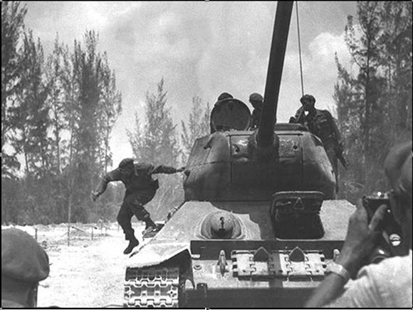 Desciende de un tanque Sherman en Playa Girón durante la invasión de las tropas mercenarias dirigidas por el gobierno estadounidense a Playa Girón, 19 de abril de 1961. Foto: Fidel Soldado de las Ideas. 
