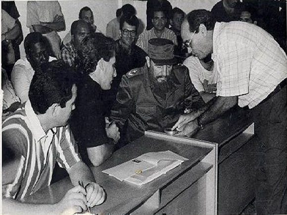 Durante su visita al Instituto de Biotecnología de las Plantas en la provincia de Villa Clara, a su derecha Miguel Díaz Canel Bermúdez quien fungiera como Primer secretario del Comité Provincial en la provincia en 1996