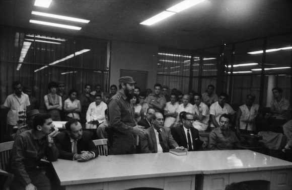 Fidel Castro y los integrantes del Secretariado del Comite Central del Partido Comunista de Cuba, visitan la redacción del periódico Hoy, donde se editaba en esos momentos el primer ejemplar del periódico Granma. Foto: Bernal Mora Fidel Castro y los integrantes del Secretariado del Comite Central del Partido Comunista de Cuba, visitan la redacción del periódico Hoy, donde se editaba en esos momentos el primer ejemplar del periódico Granma. Foto: Bernal Mora
