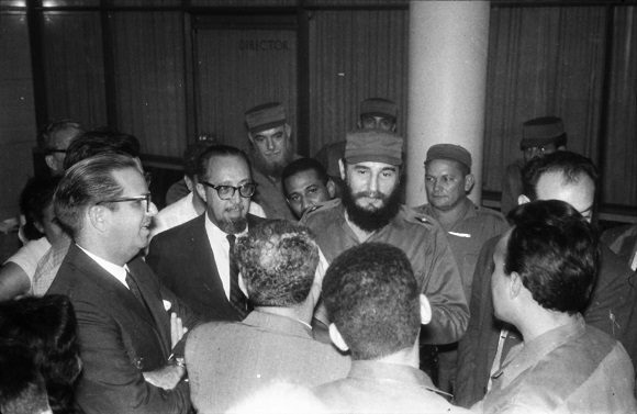 Fidel Castro y los integrantes del Secretariado del Comité Central del Partido Comunista de Cuba, visitan la redacción del periódico Hoy, donde se editaba en esos momentos el primer ejemplar del periódico Granma. Foto: Revista Bohemia Fidel Castro y los integrantes del Secretariado del Comité Central del Partido Comunista de Cuba, visitan la redacción del periódico Hoy, donde se editaba en esos momentos el primer ejemplar del periódico Granma. Foto: Revista Bohemia