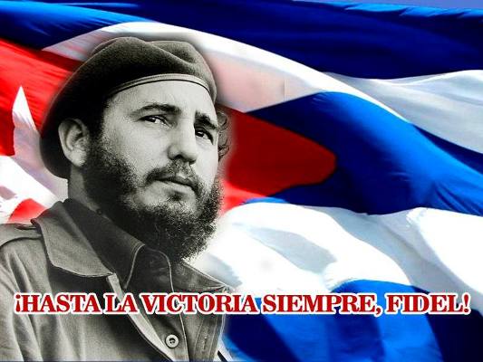 Fidel Castro junto a la bandera cubana.