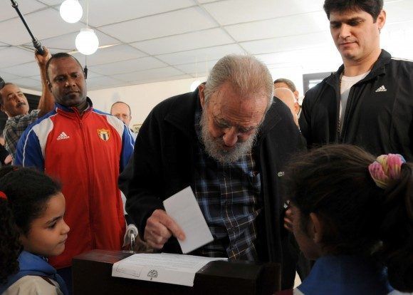Fidel ejerciendo el voto el 3 de febrero de 2013