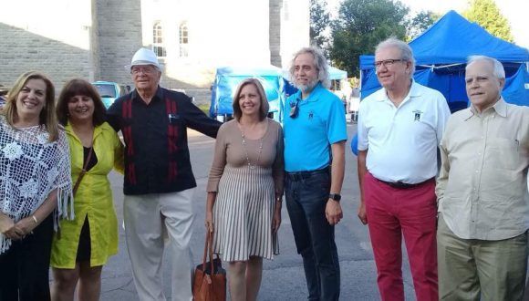 Josefina Vidal, embajadora de Cuba en Canadá, Jean Beaulieu, director general de la ciudad de Saint Sauveur y el alcalde Jacques Gariepy,
