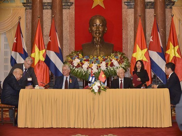 Firma de un nuevo acuerdo comercial bilateral entre Cuba y Vietnam. Foto: Estudios Revolución.