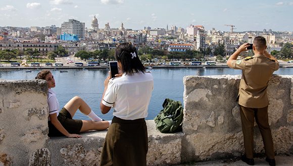 La Habana y la gente que posa para ella