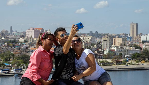 No pueden contenerse a la belleza de la bahía.