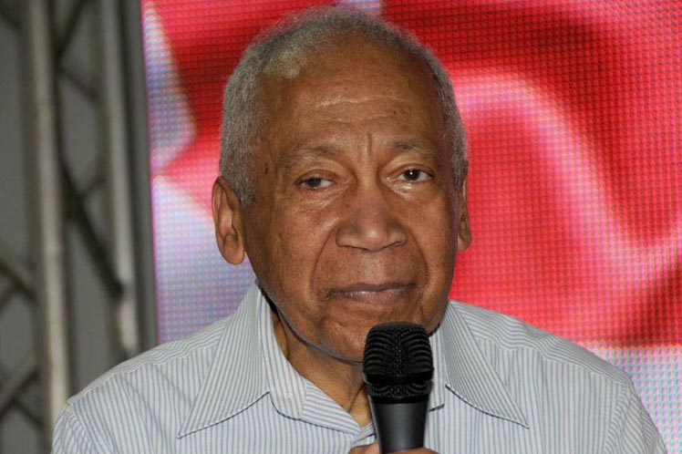 Investigador y literato jamaicano Keith Ellis