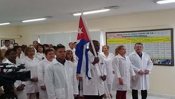 Profesionales de la salud que integran el Contingente Henry Reeve son abanderados antes de partir hacia Belice